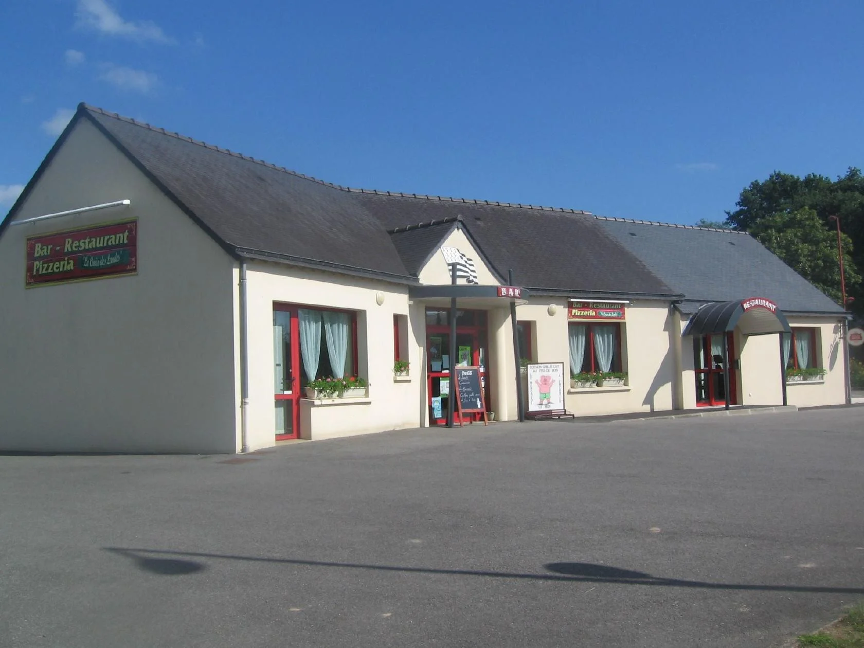 Façade du restaurant La Croix des Landes